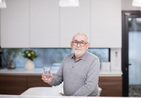 homme verre d'eau